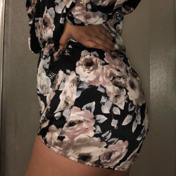 Flowers ,romper ,shorts long sleeve - Picture 5 of 6